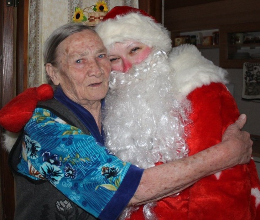 Дед обнимать. Дед Мороз обнимает. Дед Мороз обнимает девушку. Обнимают дедушку Мороза. Девочка обнимает Деда Мороза.